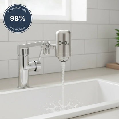 Purificateur d'eau E=O2 en inox fixé sur robinet de cuisine chromé, compatible 98% des robinets